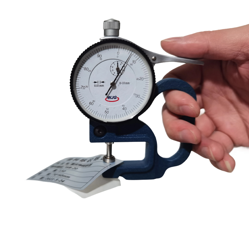 How does the surface roughness parameter of matt silver paper label affect the printing quality?